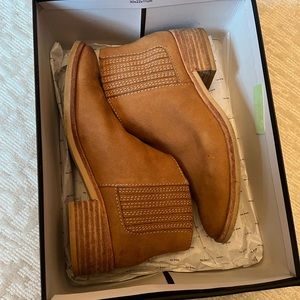 DOLCE VITA Towne Booties - tan - size 7